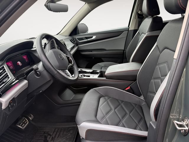 Used 2025 Volkswagen Atlas Peak Edition SE AWD/4WD image 9