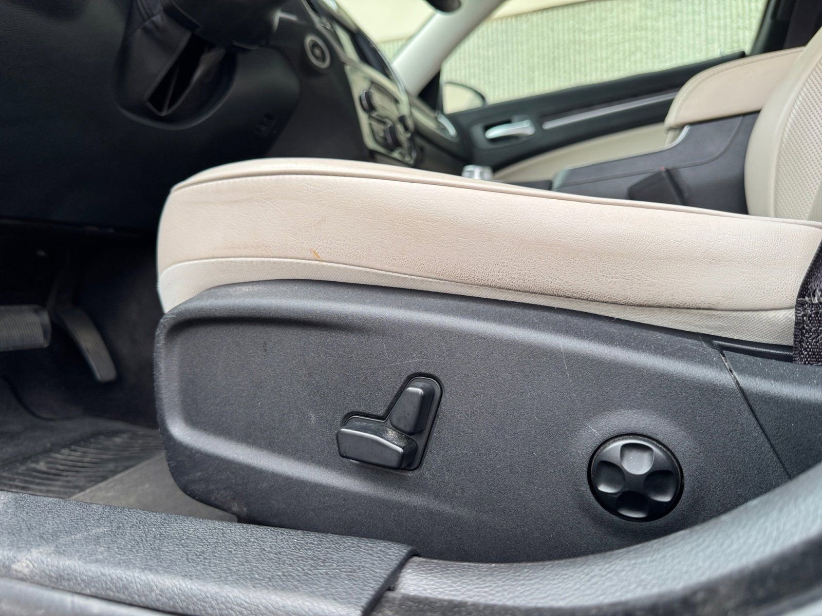 Used 2018 Chrysler 300 Limited w/ Harman/Kardon Audio Group image 18