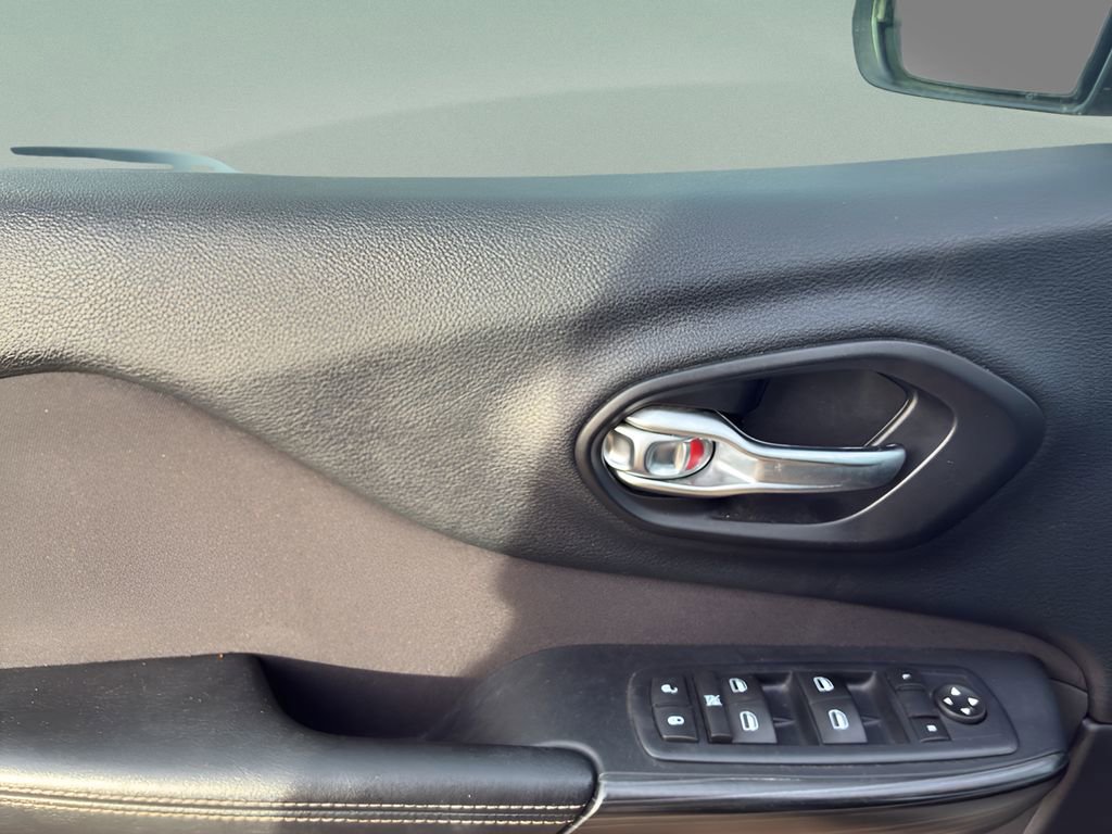 Used 2016 Jeep Cherokee Sport image 11