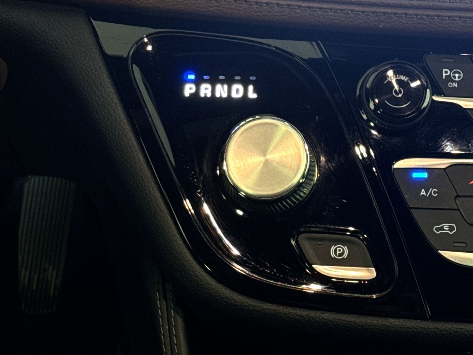 Used 2021 Chrysler Pacifica Limited w/ Uconnect Theater Family Group FWD image 22