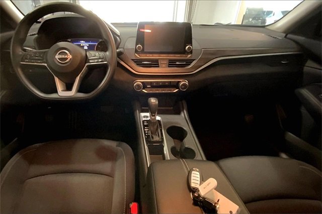 Used 2025 Nissan Altima 2.5 SV image 14