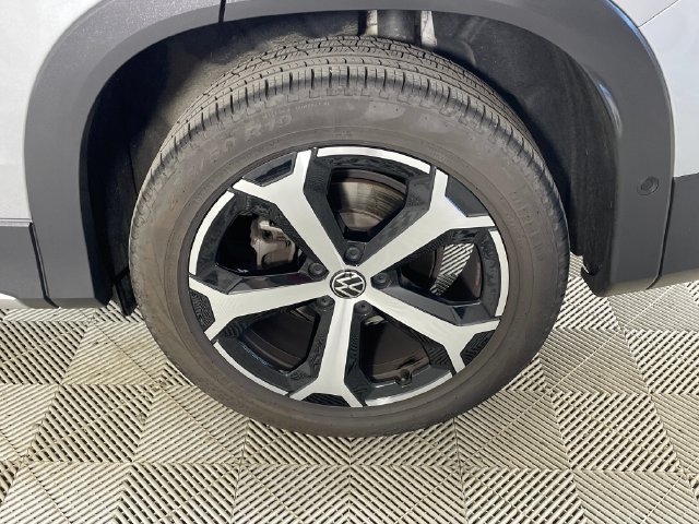 Used 2025 Volkswagen Tiguan SE FWD image 19