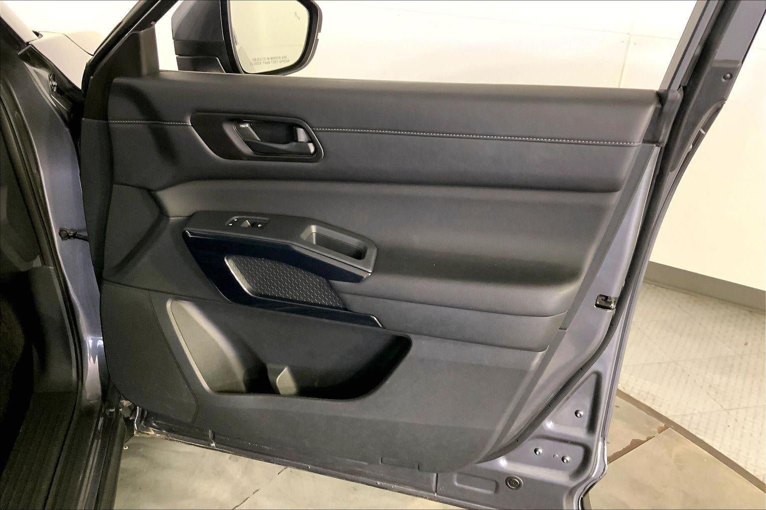 Used 2025 Nissan Pathfinder SV AWD/4WD image 23