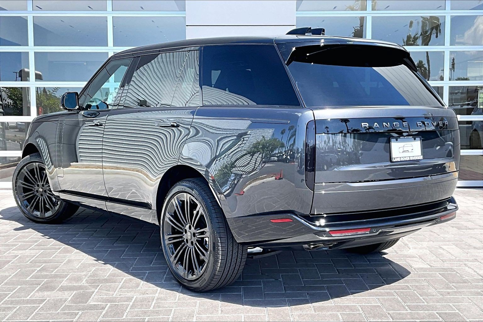 New 2027 Land Rover Range Rover Long Wheelbase SE AWD/4WD image 3