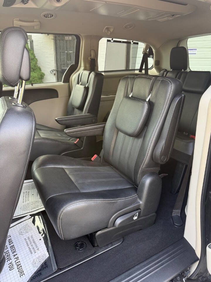 Used 2014 Chrysler Town & Country Touring FWD image 13