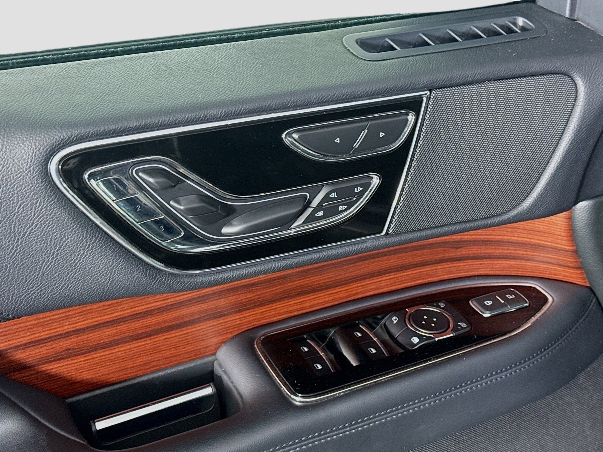 Used 2024 Lincoln Navigator Reserve image 24
