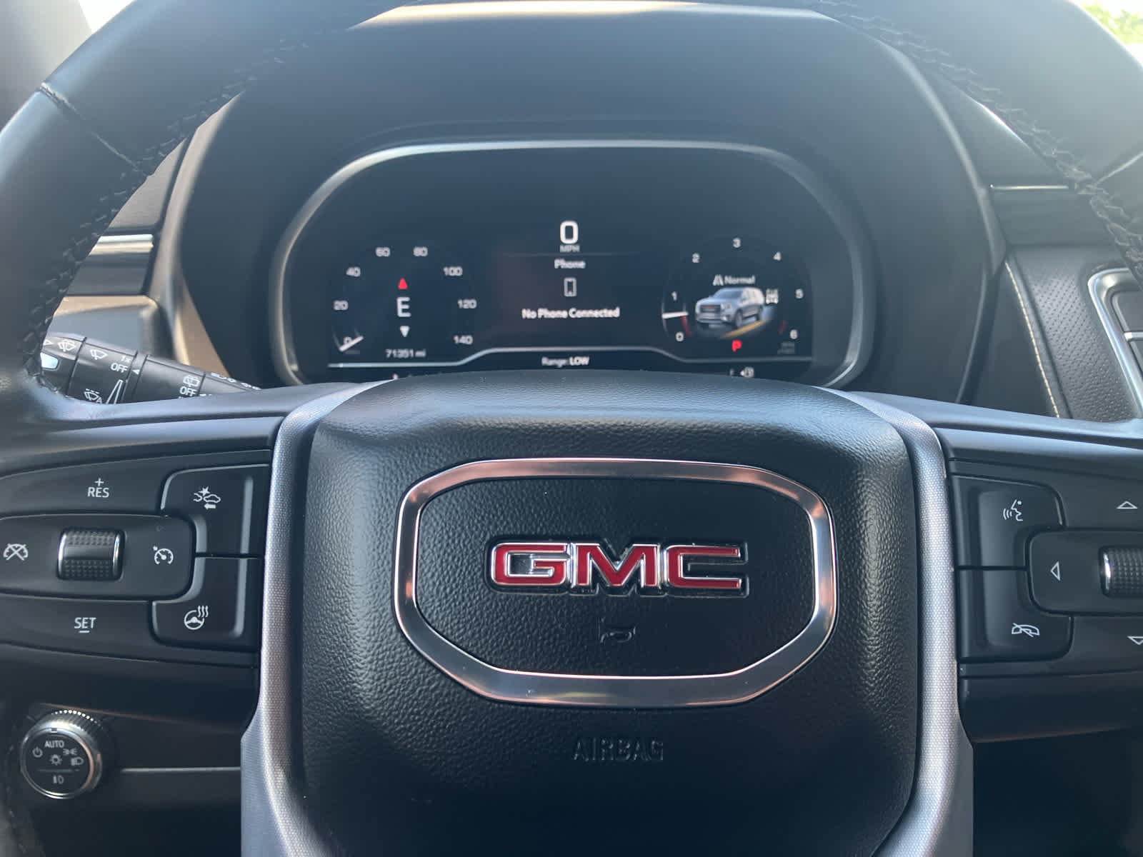 Used 2023 GMC Yukon SLT w/ SLT Premium Package AWD/4WD image 17