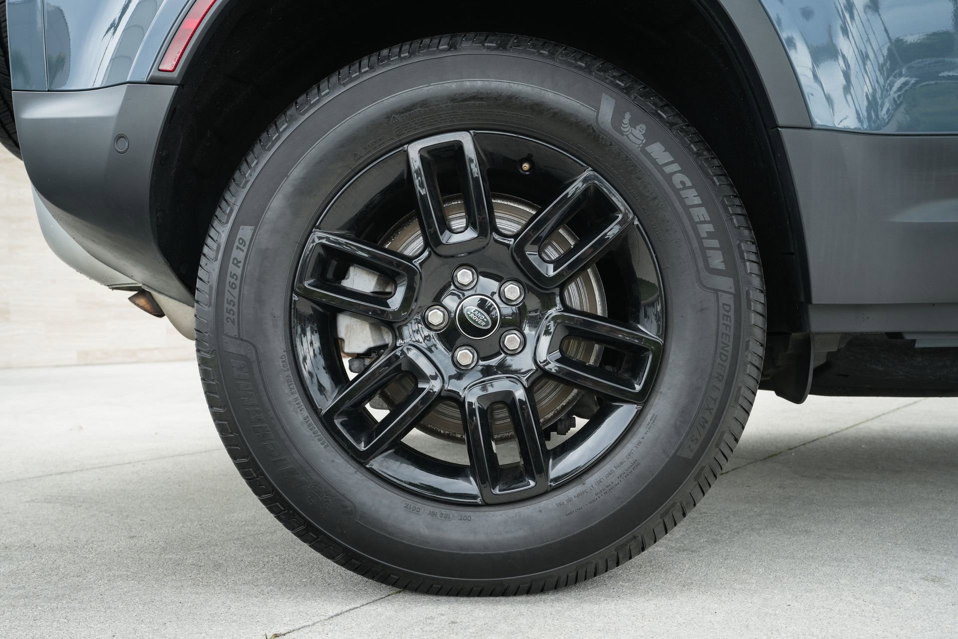 Used 2022 Land Rover Defender 110 SE image 28