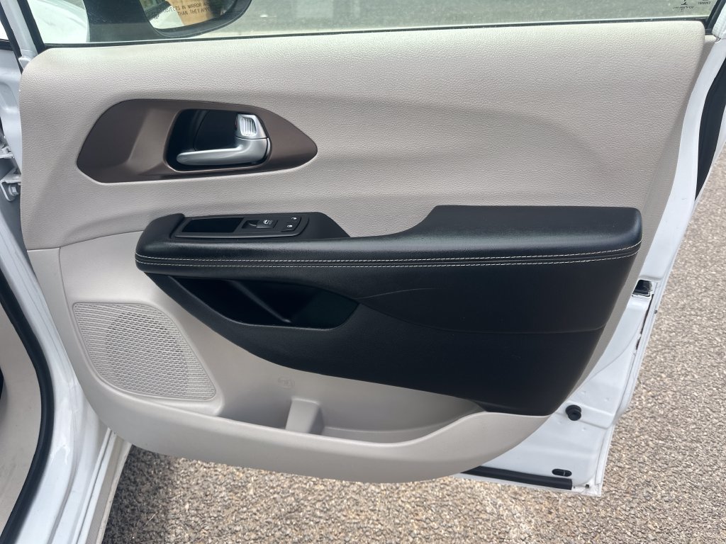 Used 2020 Chrysler Voyager Lxi FWD image 23