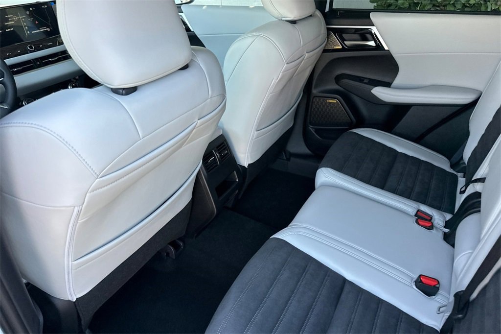 New 2025 Mitsubishi Outlander SE image 13