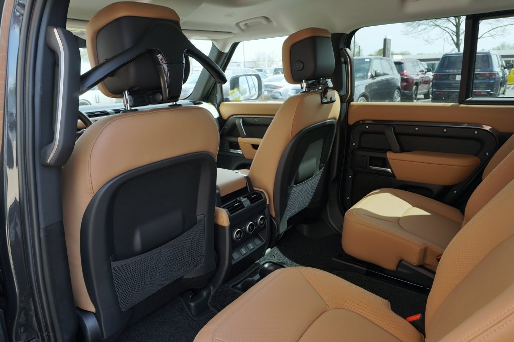 Certified 2026 Land Rover Defender 130 X-Dynamic SE AWD/4WD image 31