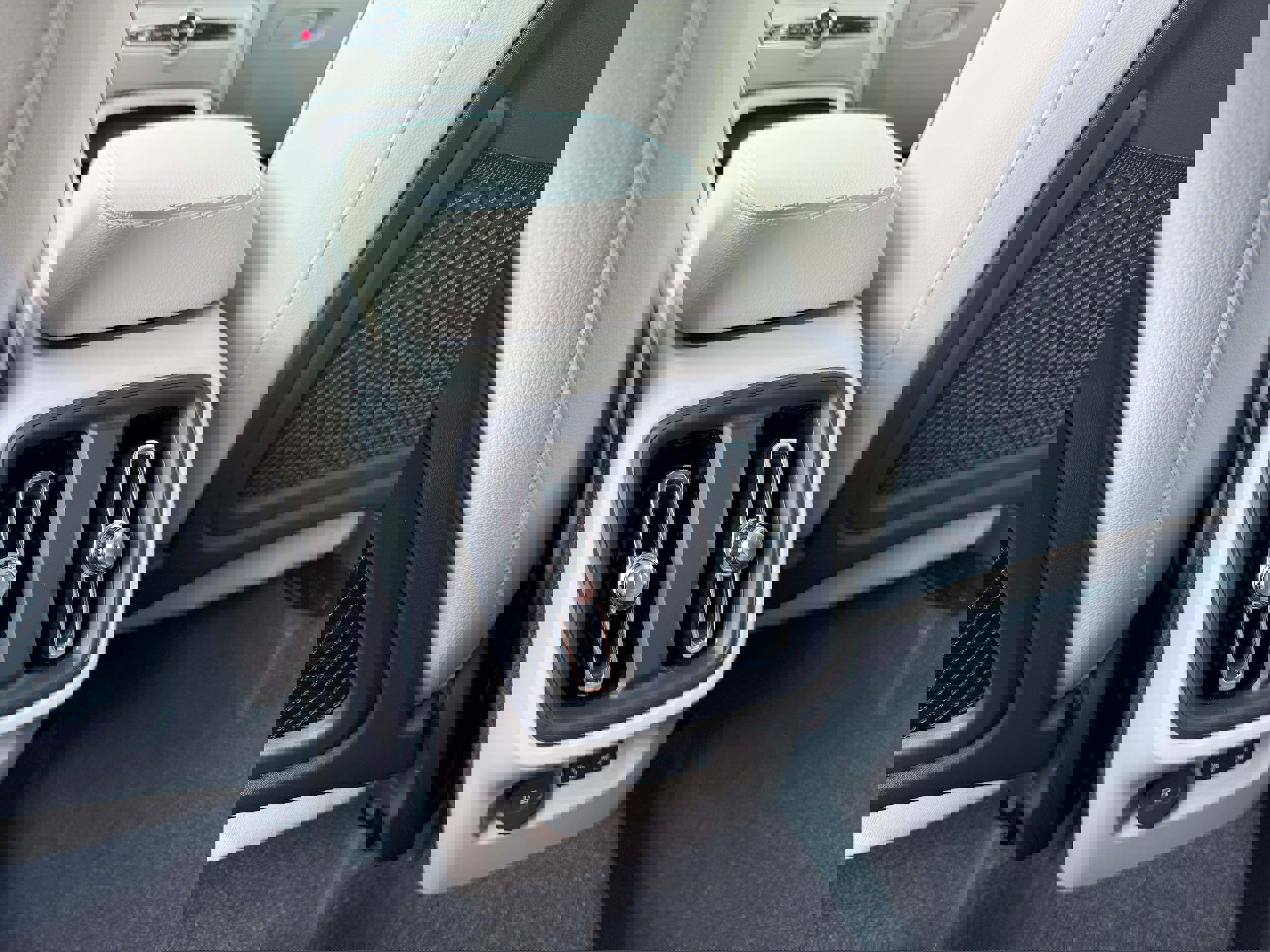 New 2026 Volvo XC40 B5 Plus w/ Protection Package Premier image 17