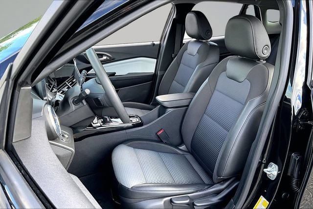 Used 2025 Chevrolet Trax LT FWD image 20