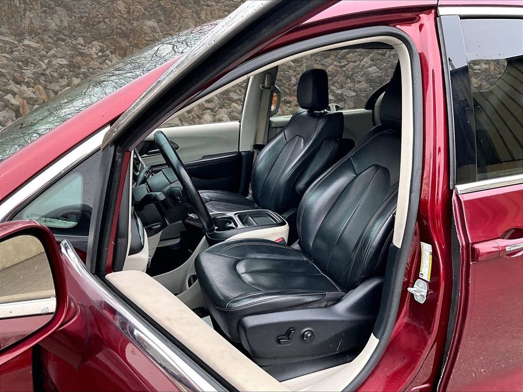 Used 2020 Chrysler Pacifica Touring-L image 22