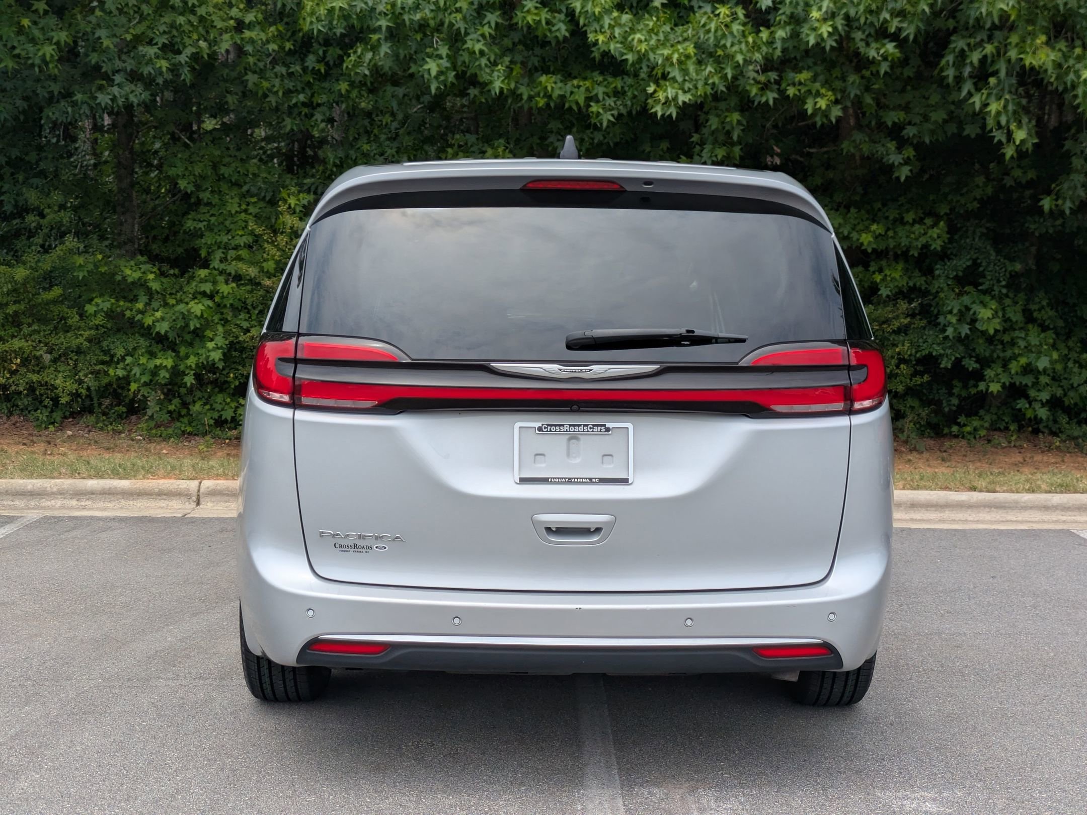 Used 2024 Chrysler Pacifica Touring-L FWD image 4