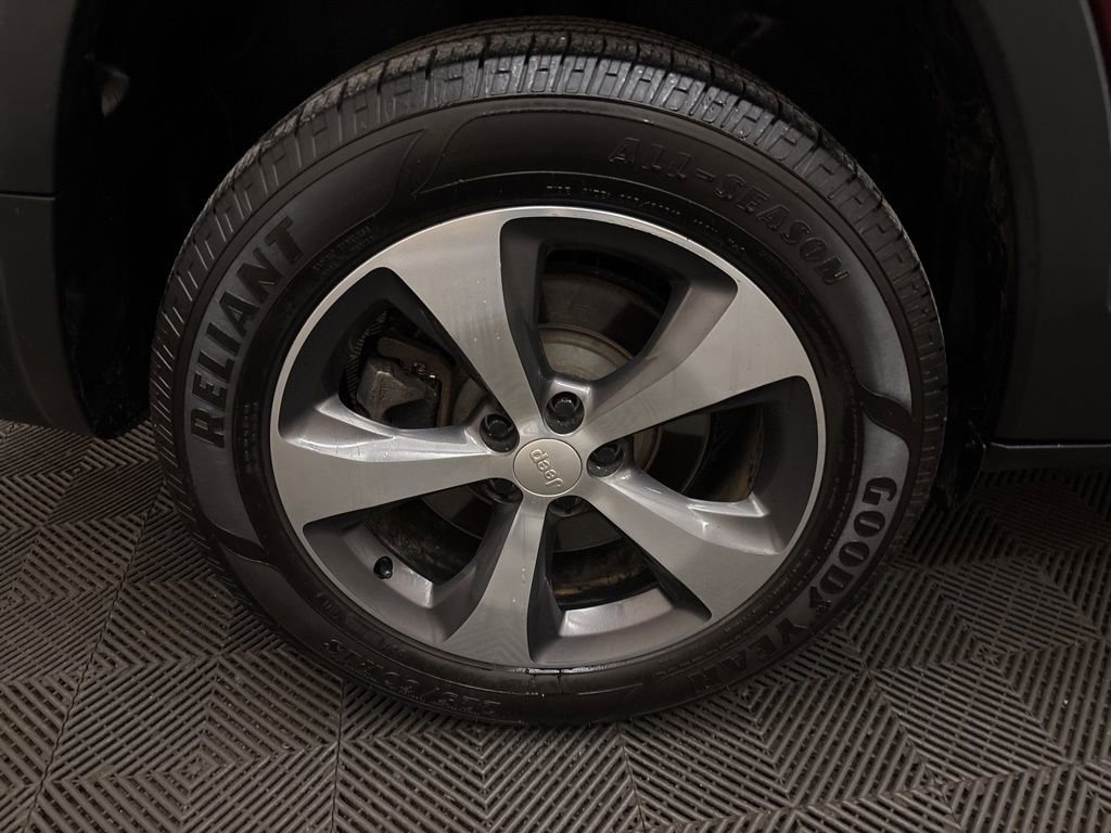 Used 2019 Jeep Cherokee Limited AWD/4WD image 28
