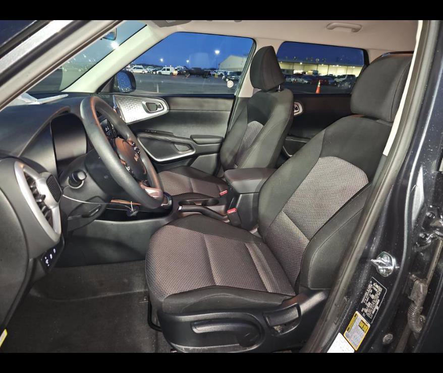 Used 2025 Kia Soul LX image 3