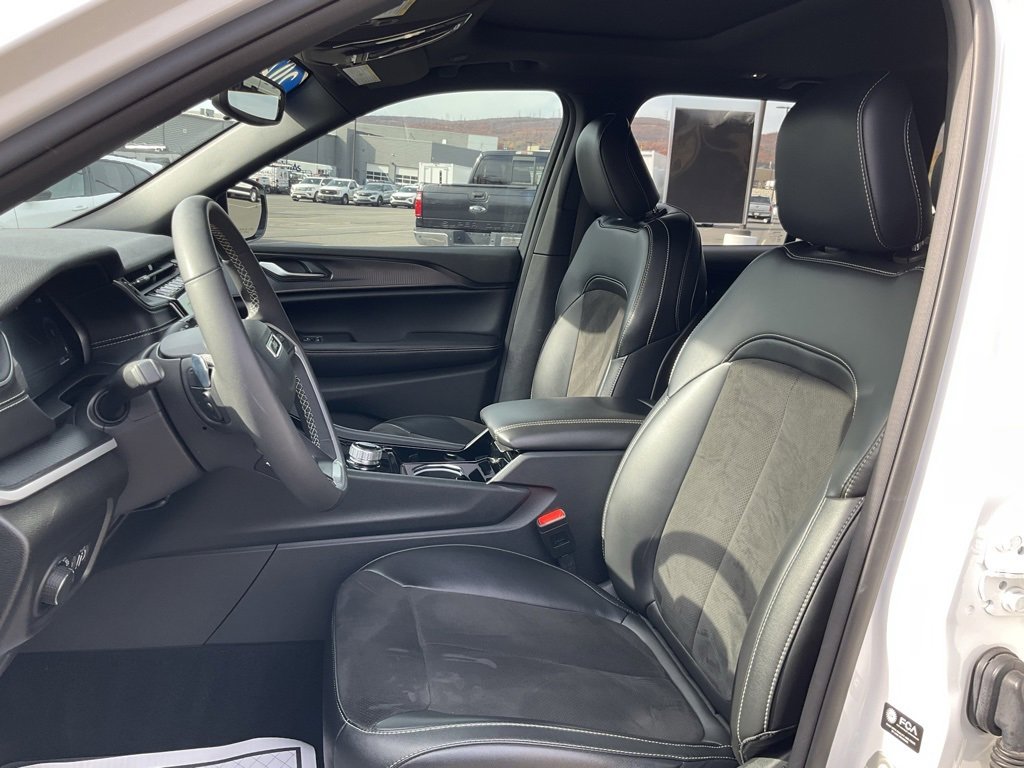 Used 2023 Jeep Grand Cherokee Altitude image 18