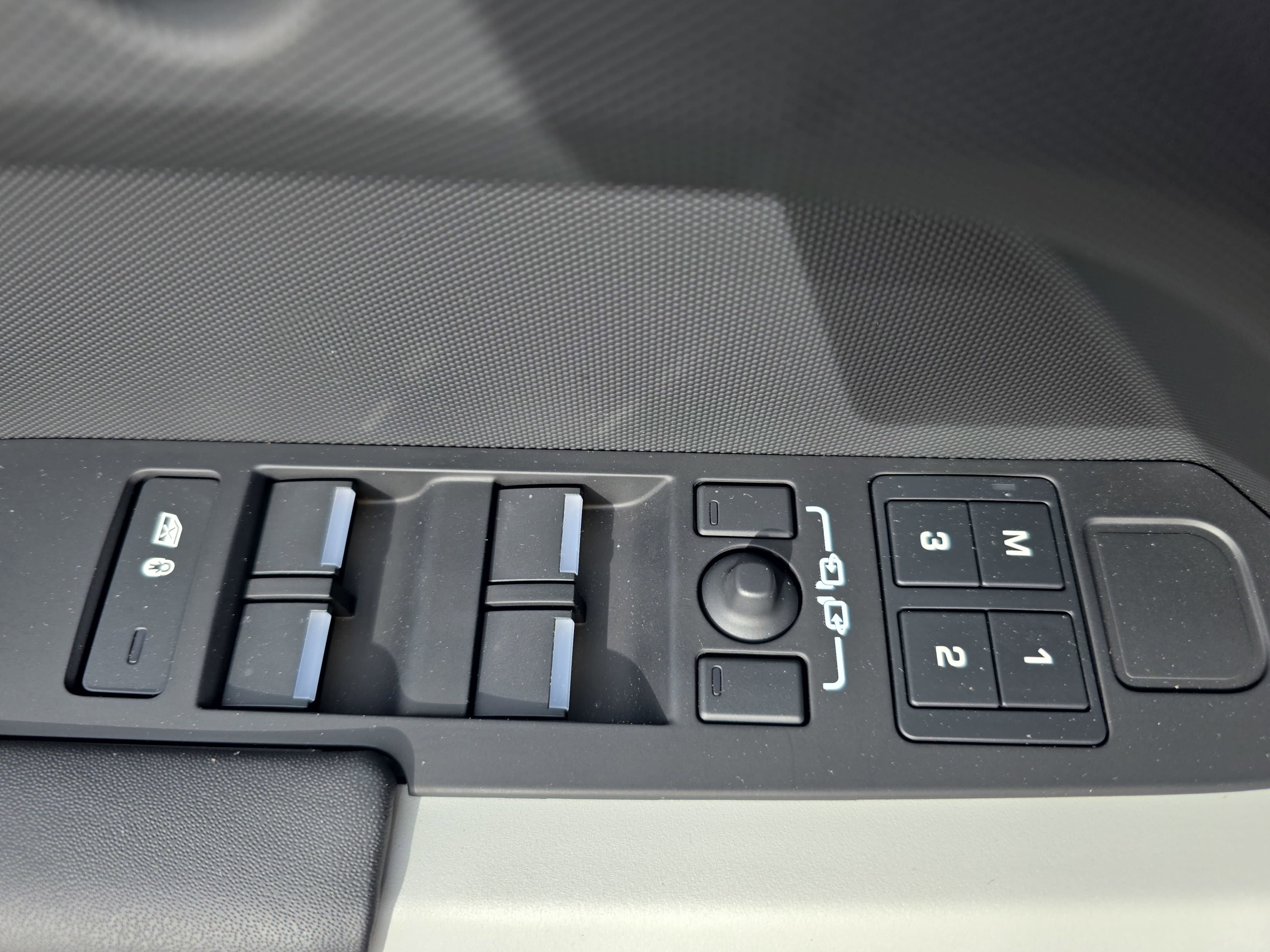 Certified 2024 Land Rover Defender 110 X-Dynamic SE image 27