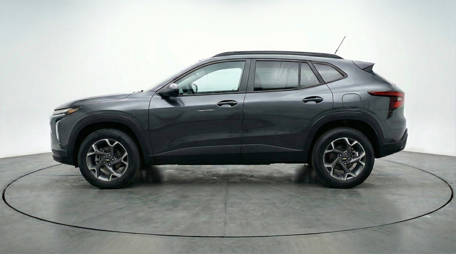 Used 2025 Chevrolet Trax LT w/ LT Convenience Package image 5