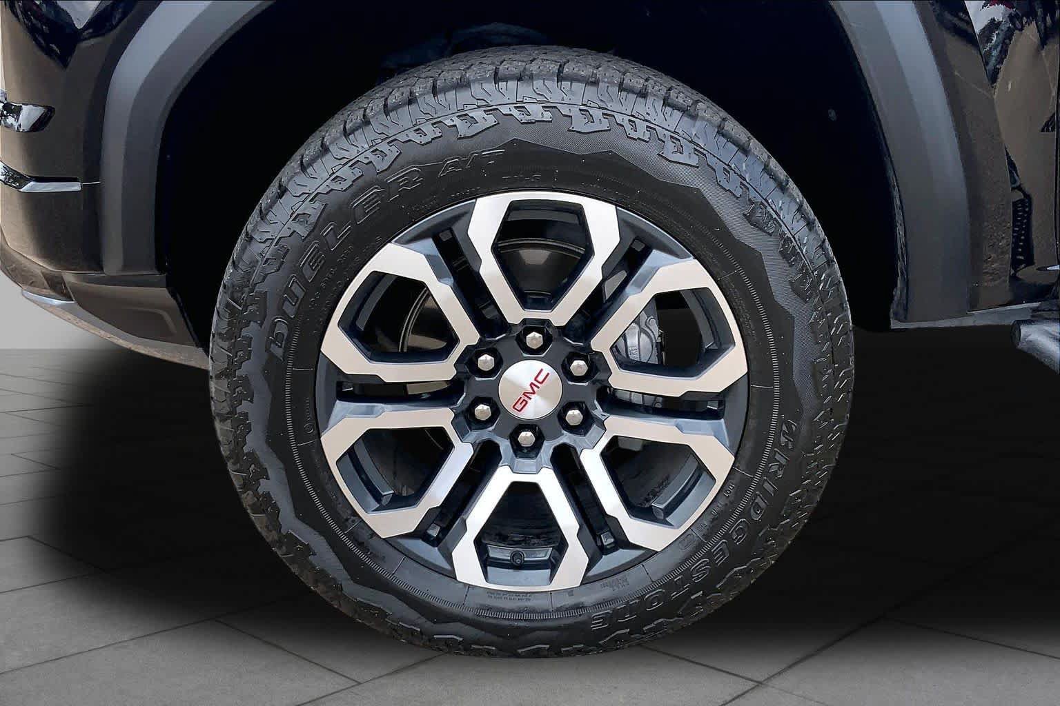 Used 2024 GMC Canyon AT4 w/ AT4 Premium Package AWD/4WD image 11