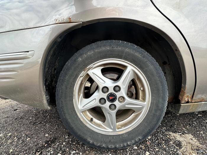 Used 2001 Pontiac Bonneville SE FWD image 16
