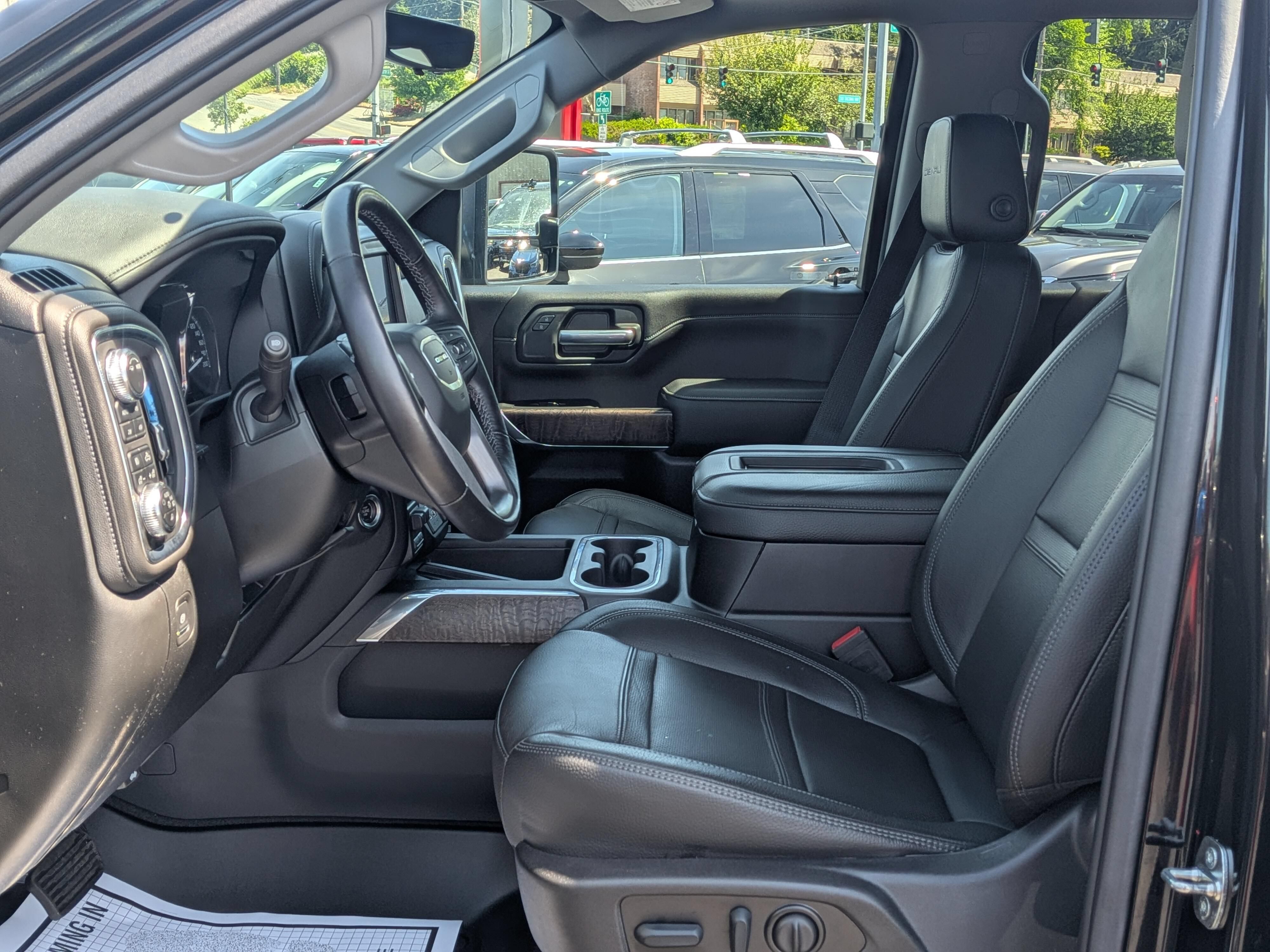 Used 2022 GMC Sierra 3500 Denali w/ Denali Black Diamond Edition AWD/4WD image 6