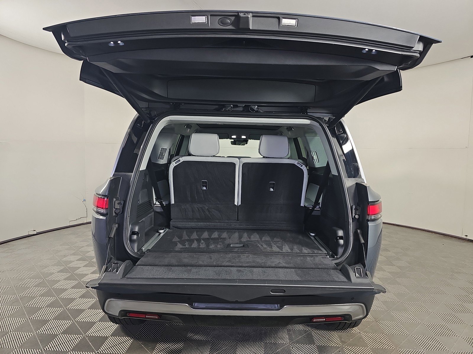 Used 2024 Rivian R1S Adventure image 15