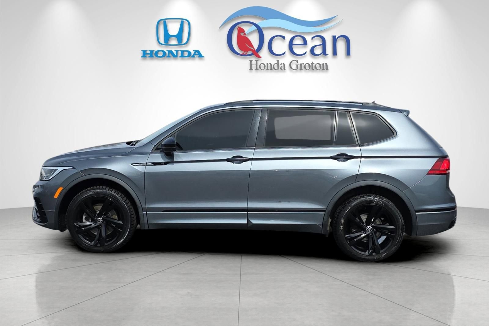 Used 2023 Volkswagen Tiguan SE R-Line image 2