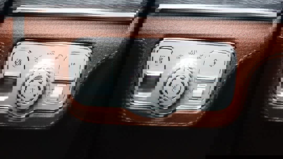 Used 2024 Mercedes-Benz GLE 350 4MATIC w/ Driver Assistance Package image 38