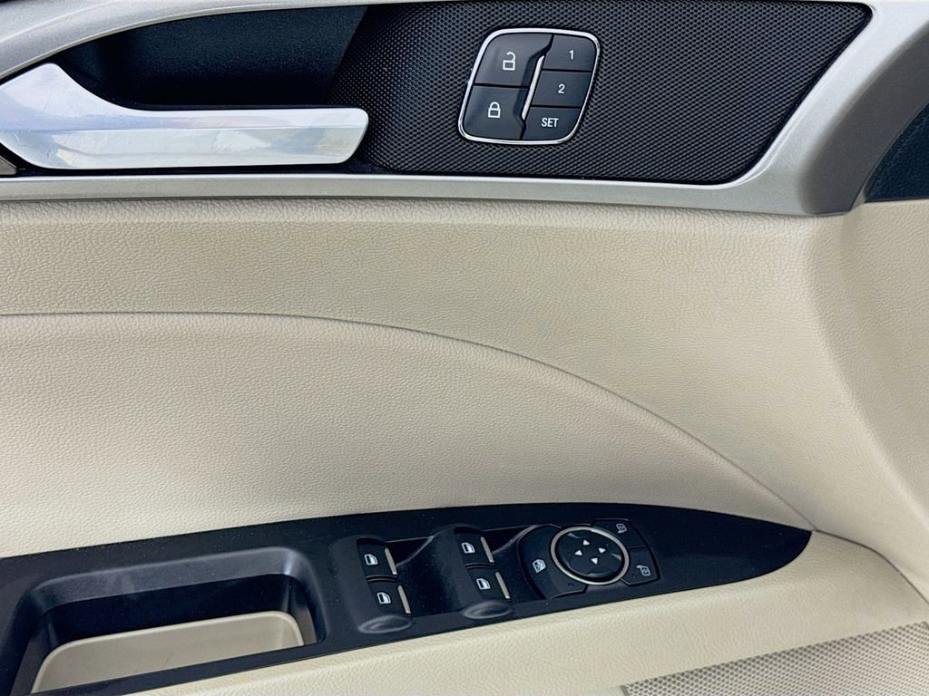 Used 2017 Ford Fusion SE FWD image 21