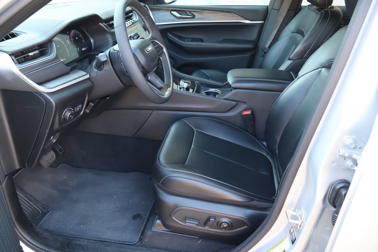 Used 2025 Jeep Grand Cherokee L Limited w/ Black Appearance Package AWD/4WD image 15