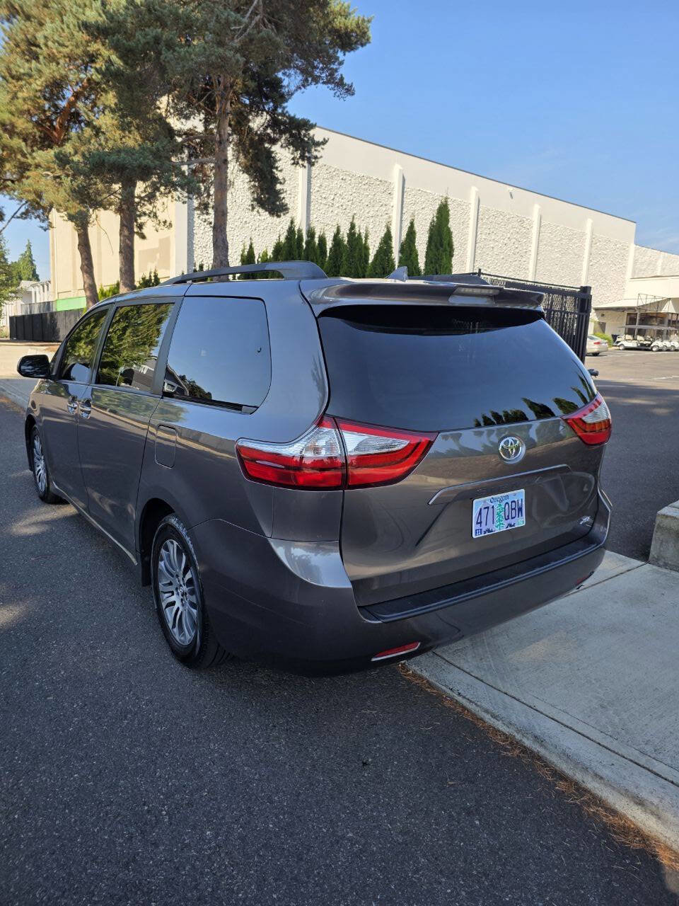 Used 2018 Toyota Sienna XLE image 5