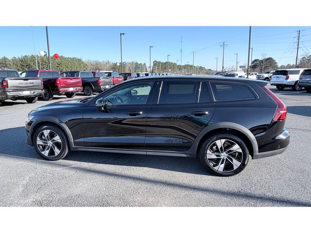 Used 2025 Volvo V60 B5 Cross Country Plus AWD/4WD image 5