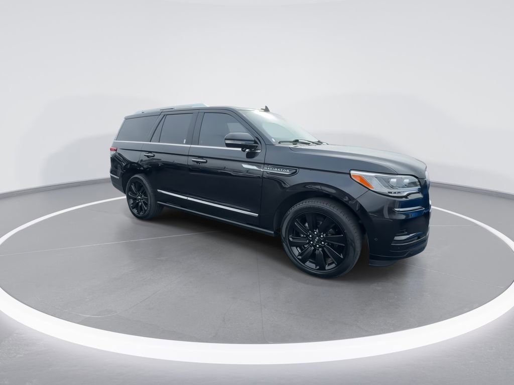Used 2022 Lincoln Navigator Reserve image 2