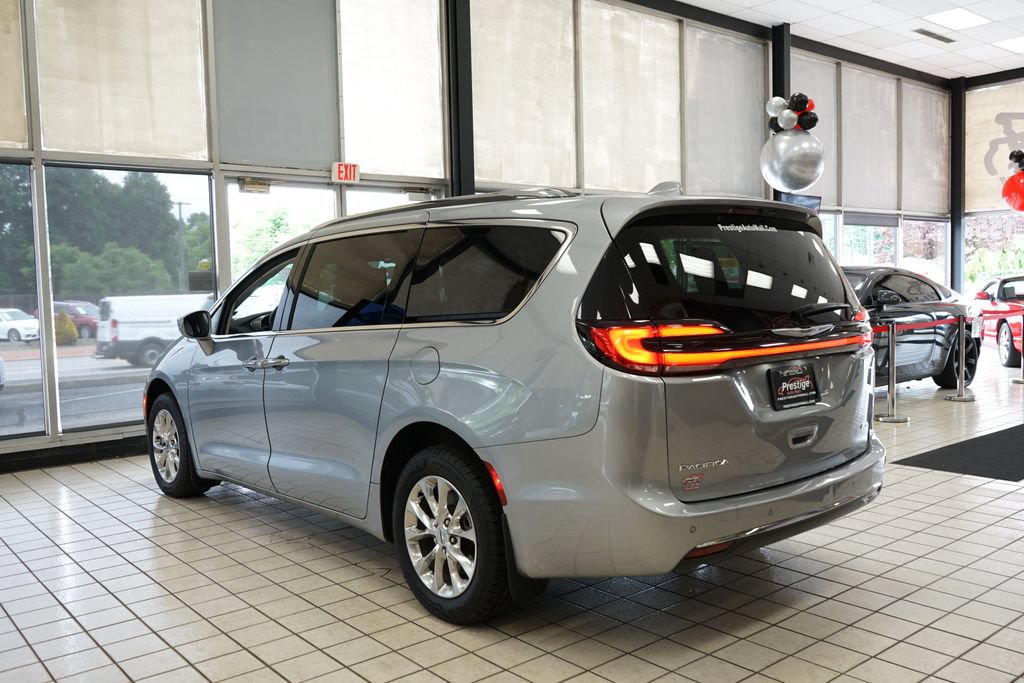 Used 2021 Chrysler Pacifica Touring-L w/ Uconnect Theater Family Group AWD/4WD image 5