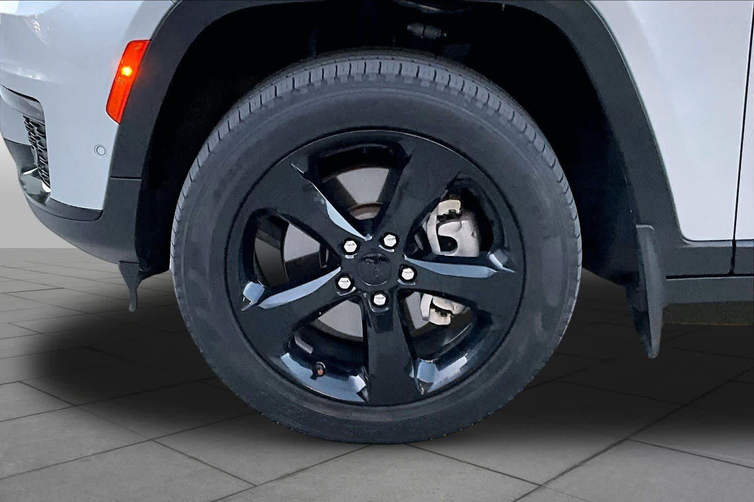 Used 2023 Jeep Grand Cherokee L Limited w/ Luxury Tech Group II AWD/4WD image 11