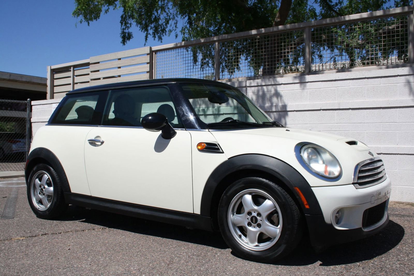 Used 2011 MINI Cooper Hardtop image 2