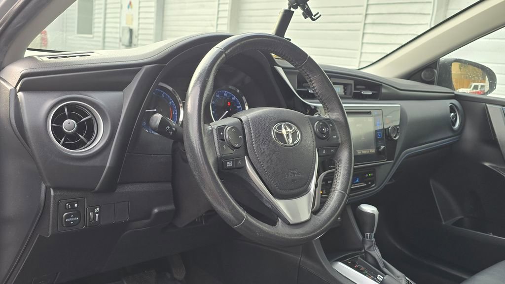 Used 2017 Toyota Corolla XSE image 10