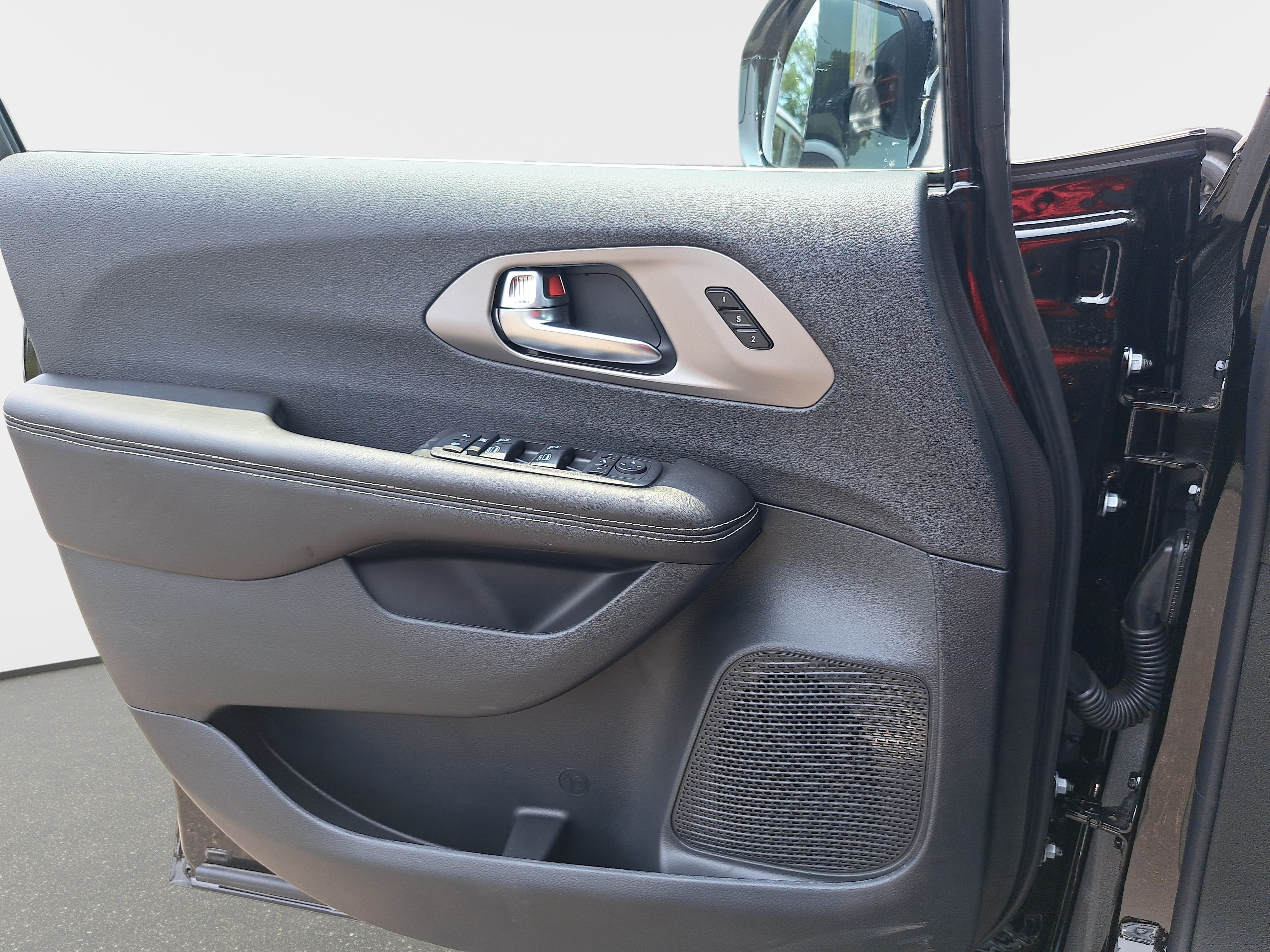 New 2027 Chrysler Pacifica Limited FWD image 28
