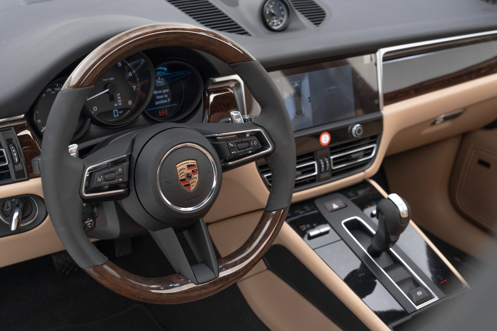 Certified 2025 Porsche Macan AWD/4WD image 17
