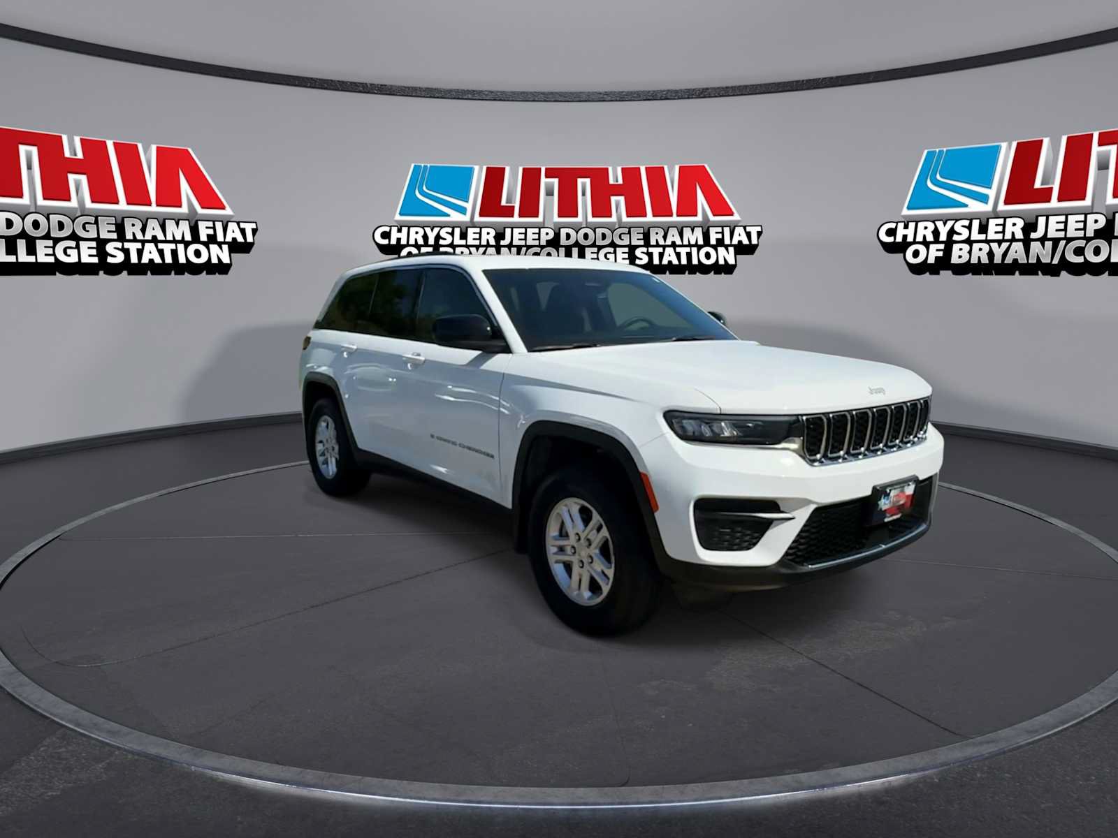 Used 2025 Jeep Grand Cherokee Laredo w/ MOPAR Finishing Package RWD image 2