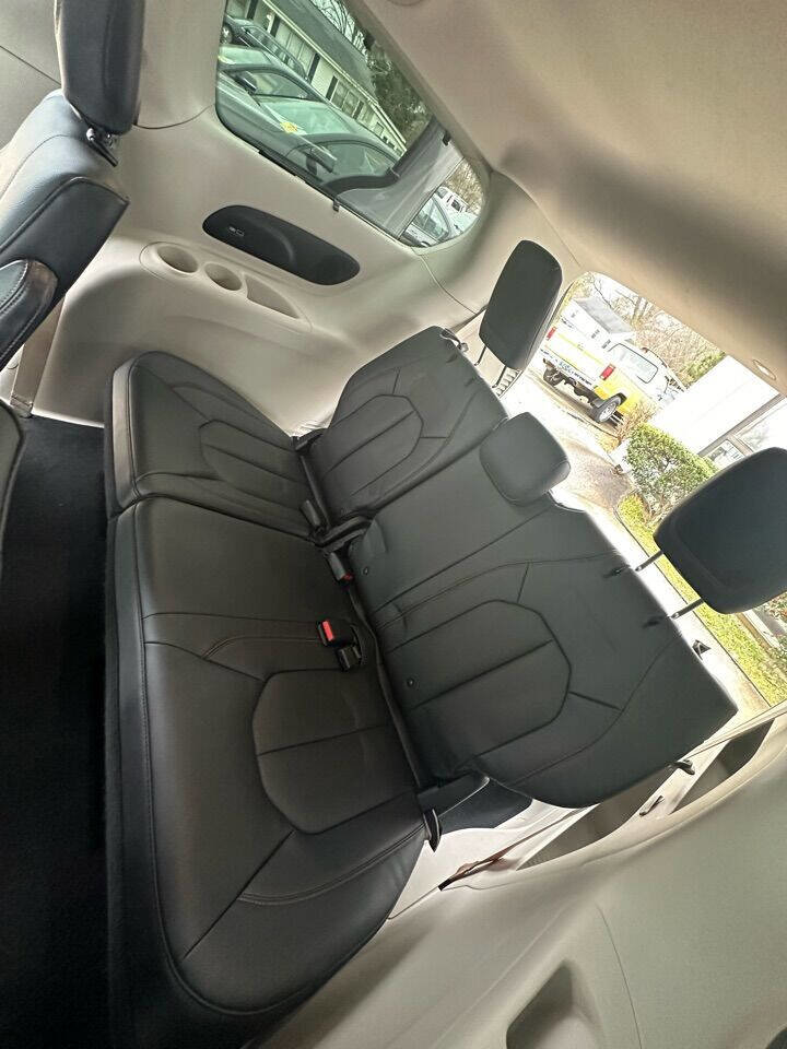 Used 2018 Chrysler Pacifica Touring-L Plus FWD image 18