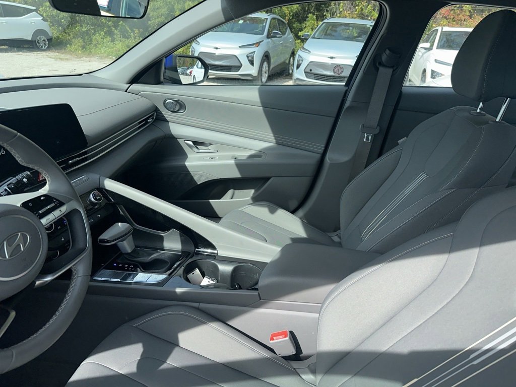 Used 2025 Hyundai Elantra SEL image 6