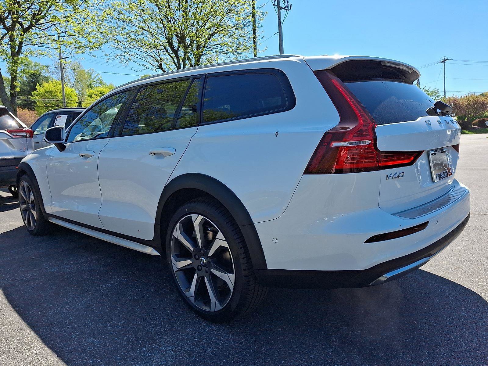 Certified 2024 Volvo V60 B5 Cross Country Ultimate w/ Protection Package Premier AWD/4WD image 4