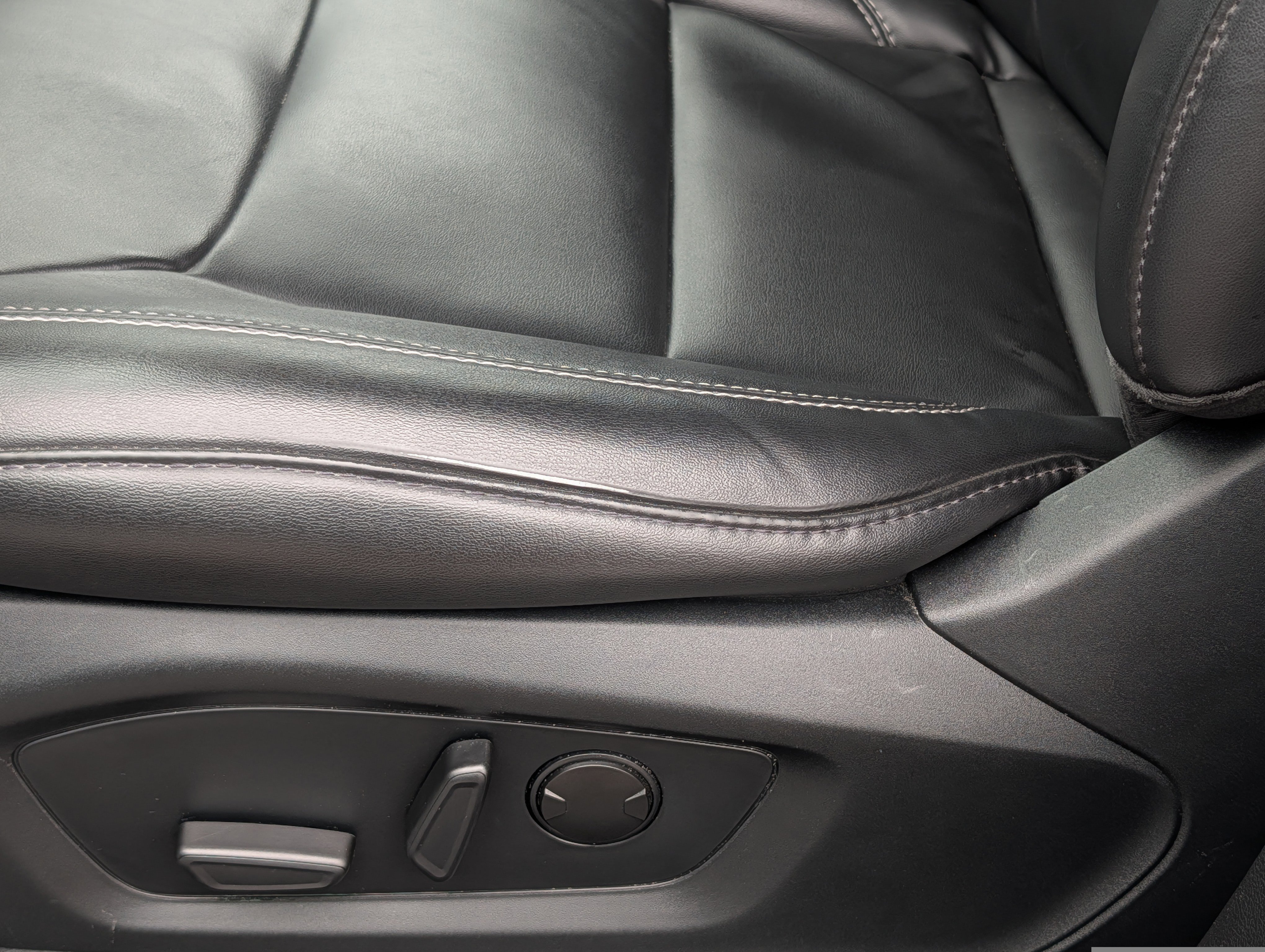 Used 2023 Ford Explorer XLT w/ Equipment Group 202A image 11