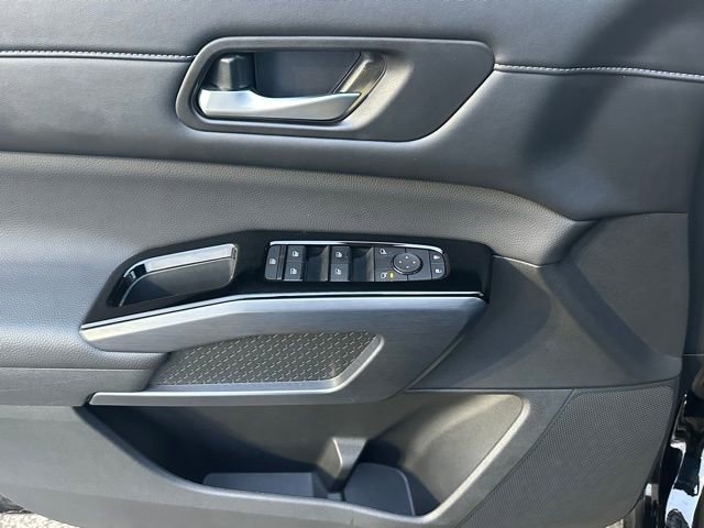 Certified 2025 Nissan Pathfinder SL image 21