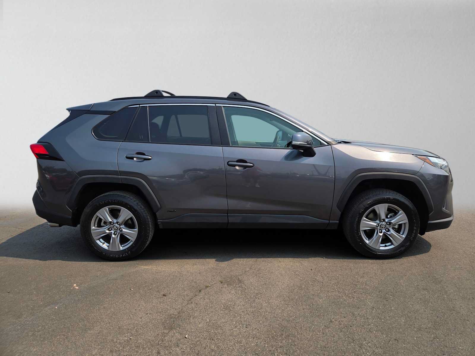 Used 2022 Toyota RAV4 XLE w/ Convenience Package AWD/4WD image 2