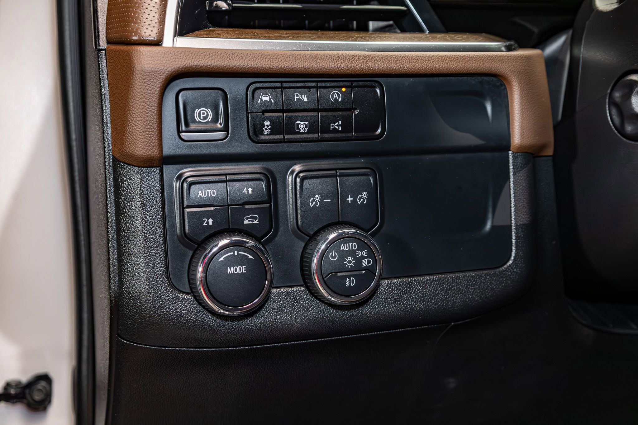Used 2025 Chevrolet Tahoe High Country AWD/4WD image 17