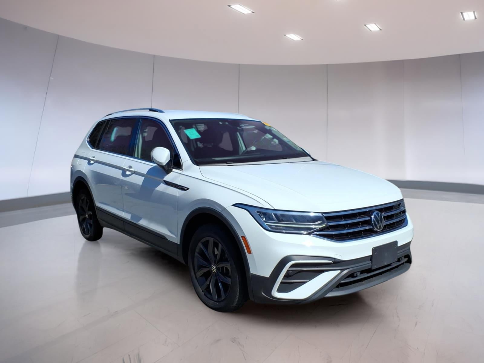 Used 2022 Volkswagen Tiguan SE AWD/4WD image 1